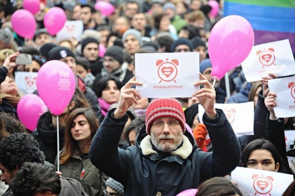Χιλιάδες Ιταλοί σε 98 πόλεις βγήκαν στους δρόμους για τα δικαιώματα των ομόφυλων ζευγαριών