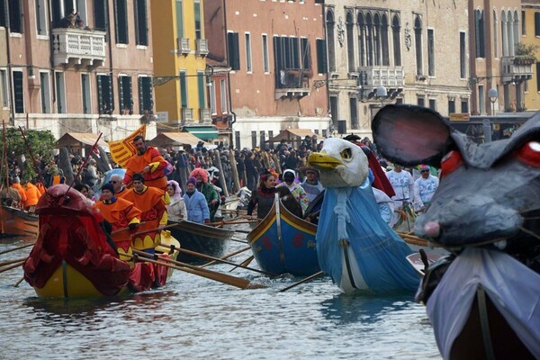 Η Βενετία δίνει το σύνθημα για την έναρξη του Καρναβαλιού με φαντασμαγορικό σόου και αυξημένα μέτρα ασφαλείας