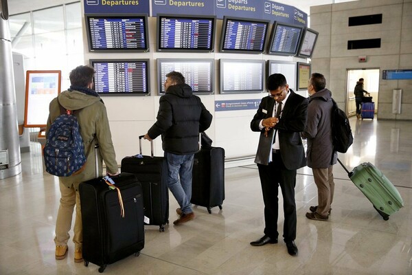 Παρέλυσε το Παρίσι -Επεισόδια με φωτιές και πετροπόλεμο σε αυτοκινητοδρόμους