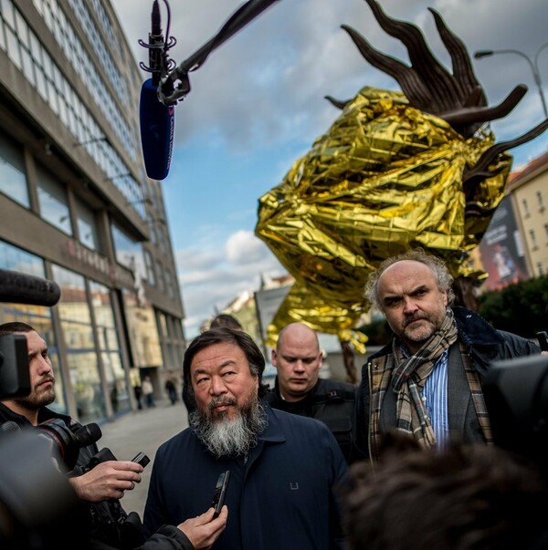 Ο Ai WeiWei κάλυψε με ισοθερμικές κουβέρτες τα έργα του στην Πράγα