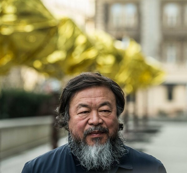 Ο Ai WeiWei κάλυψε με ισοθερμικές κουβέρτες τα έργα του στην Πράγα