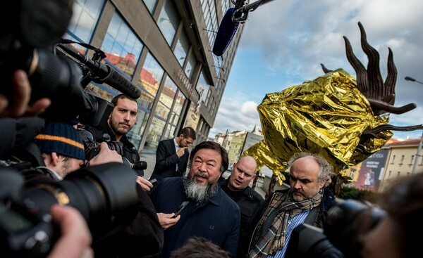 Ο Ai WeiWei κάλυψε με ισοθερμικές κουβέρτες τα έργα του στην Πράγα