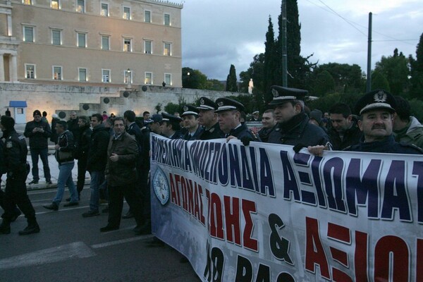 Περίπου 2.500 αστυνομικοί, πυροσβέστες και λιμενικοί στους δρόμους για το Ασφαλιστικό