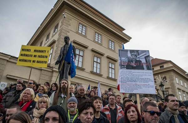 Το αντιμεταναστευτικό κίνημα Pegida οργάνωσε σήμερα συγκεντρώσεις σε δεκάδες ευρωπαϊκές πόλεις