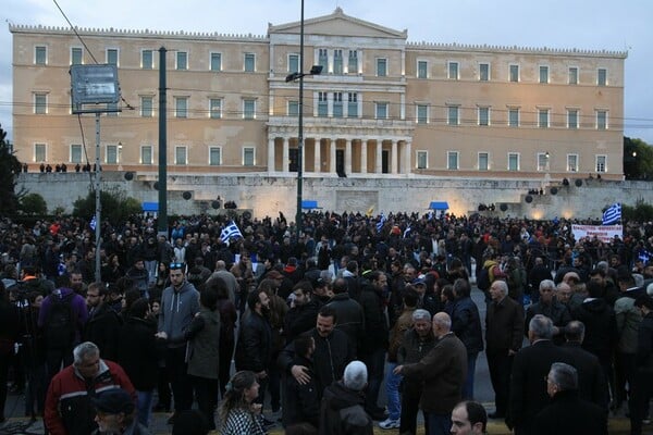 Χιλιάδες αγρότες και τρακτέρ στο Σύνταγμα