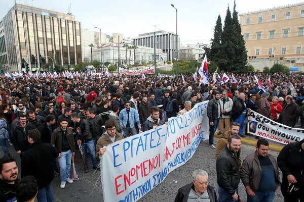 Δεύτερη μέρα πολιορκίας στη Βουλή - Xιλιάδες αγρότες και το ΠΑΜΕ στο Σύνταγμα