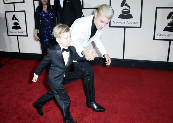 Ο Bieber με τον junior συνοδό του, το αφιέρωμα της Gaga στον Bowie και όλα όσα έγιναν στα Γκράμι