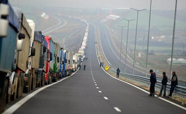 «Πόλεμος» αγροτών - φορτηγατζήδων στα σύνορα με τη Βουλγαρία - Ζητούν την παρέμβαση της Ε.Ε. οι Βούλγαροι