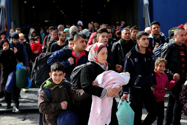 3.350 οι εγκλωβισμένοι πρόσφυγες και μετανάστες στον Πειραιά - Εγκαταστάθηκαν προκάτ οικισμοί