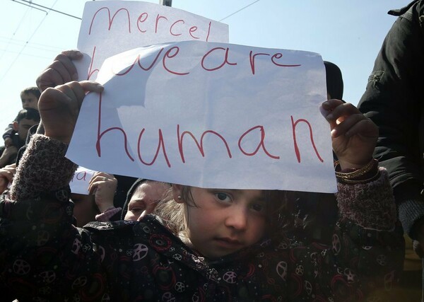 Κραυγή απελπισίας από τους πρόσφυγες στην Ειδομένη: "Μέρκελ βοήθησέ μας, είμαστε άνθρωποι"