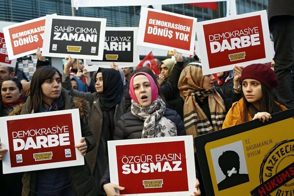 Τουρκία: Mε χημικά και εκτοξευτήρες νερού έγινε η έφοδος στην εφημερίδα Ζαμάν