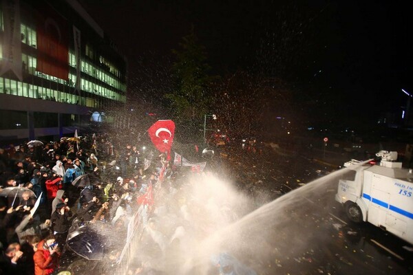 Τουρκία: Mε χημικά και εκτοξευτήρες νερού έγινε η έφοδος στην εφημερίδα Ζαμάν