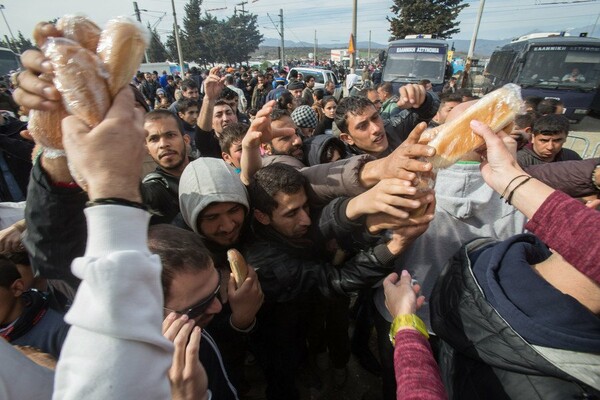Ειδομένη: Mάχες για ένα σάντουιτς και λίγα φρούτα