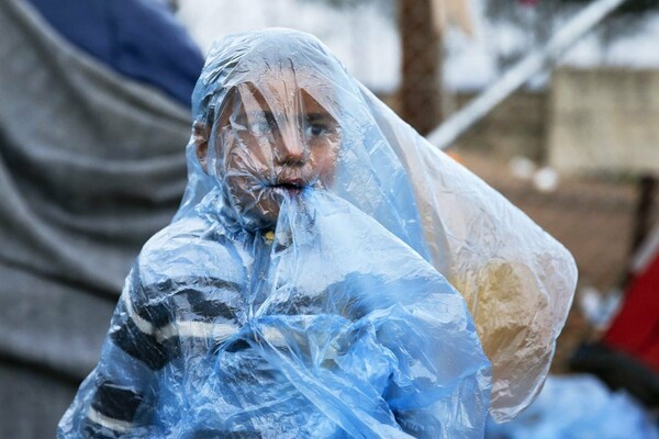 Απέραντος λασπότοπος η Ειδομένη- Απελπισμένοι οι πρόσφυγες προσπαθούν να προστατευτούν από την βροχή