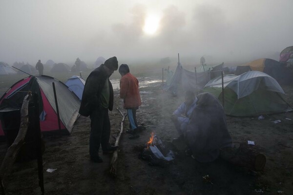 Απέραντος λασπότοπος η Ειδομένη- Απελπισμένοι οι πρόσφυγες προσπαθούν να προστατευτούν από την βροχή