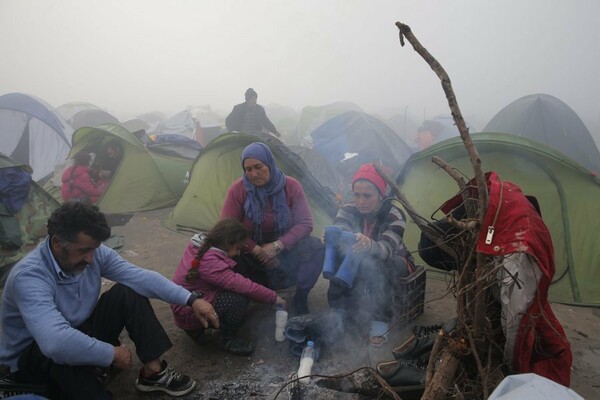 Απέραντος λασπότοπος η Ειδομένη- Απελπισμένοι οι πρόσφυγες προσπαθούν να προστατευτούν από την βροχή