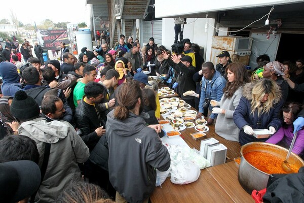 Χαρταετοί και δωρεάν φαγητό για τους πρόσφυγες από τον «άλλο άνθρωπο» στο Ελληνικό (φωτό)