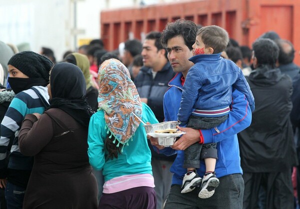 Χαρταετοί και δωρεάν φαγητό για τους πρόσφυγες από τον «άλλο άνθρωπο» στο Ελληνικό (φωτό)