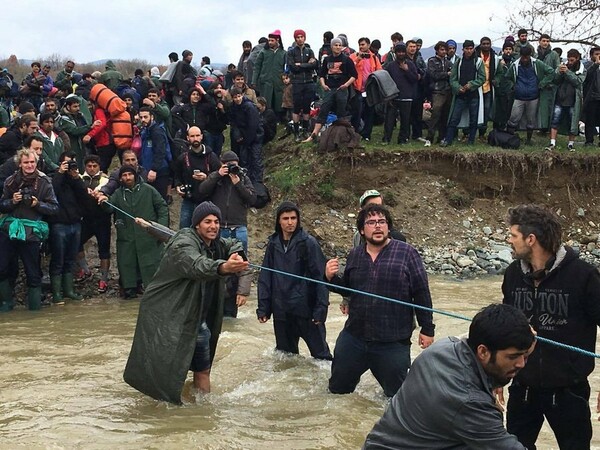 Συνεχίζεται η μεγάλη έξοδος των προσφύγων προς τα Σκόπια - Πάνω από 1000 έχουν περάσει το χείμαρρο (βίντεο + φωτό)