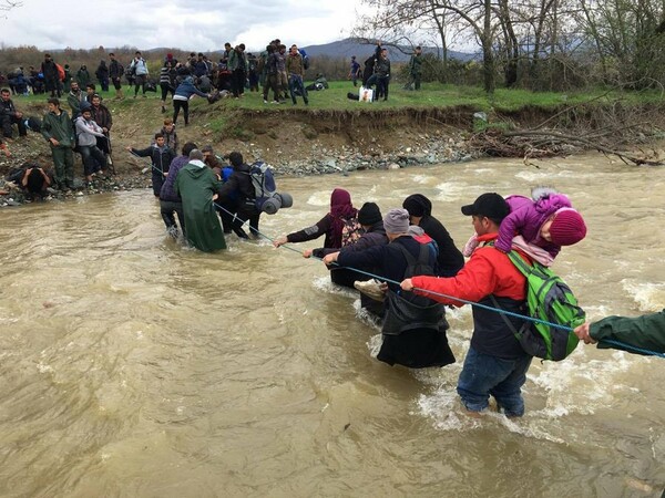 Συνεχίζεται η μεγάλη έξοδος των προσφύγων προς τα Σκόπια - Πάνω από 1000 έχουν περάσει το χείμαρρο (βίντεο + φωτό)