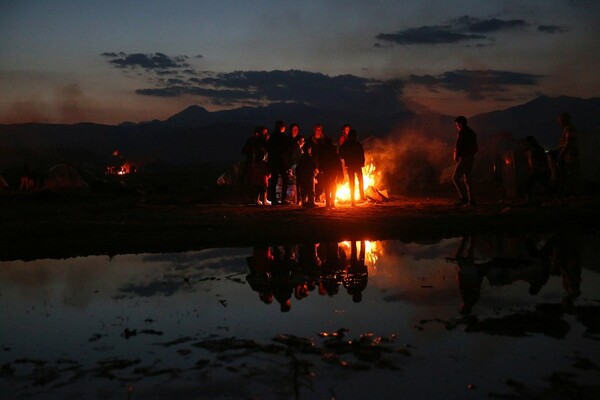 Φωτιές, χορός και τραγούδι στην Ειδομένη - Οι πρόσφυγες γιορτάζουν απόψε την εαρινή ισημερία