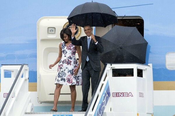 O Oμπάμα έφτασε στη Κούβα για την ιστορική επίσκεψη και αμέσως έγραψε στο Τwitter
