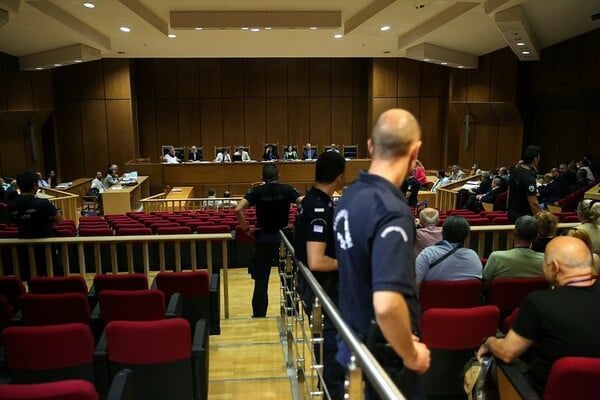 Χωρίς τον Μιχάλαρο, συνεχίζεται σήμερα η δίκη της Χρυσής Αυγής