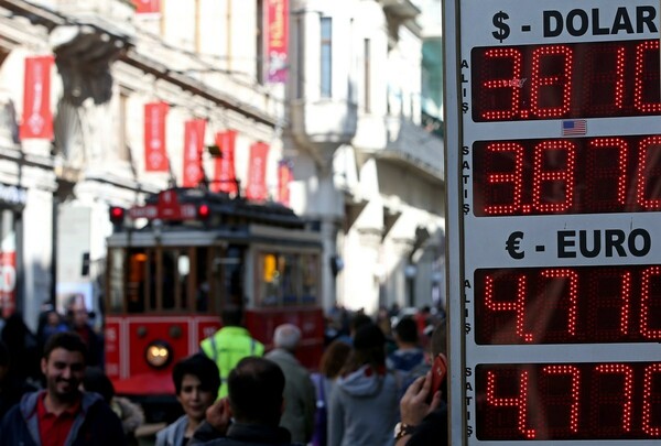 Σε ιστορικά χαμηλό επίπεδο υποχώρησε η τουρκική λίρα