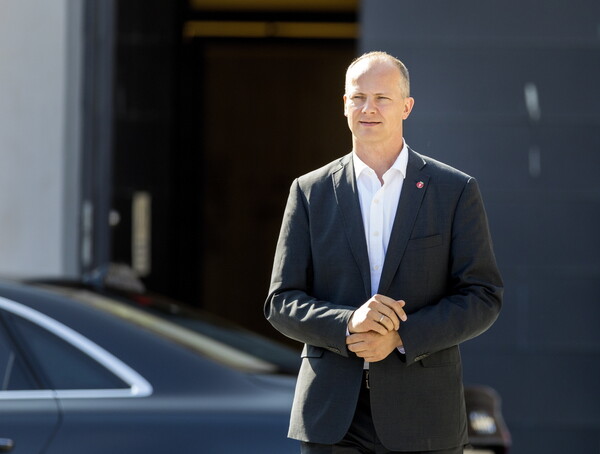 Ο Νορβηγός υπουργός Μεταφορών παραιτήθηκε για να δώσει προτεραιότητα στην καριέρα της συζύγου του
