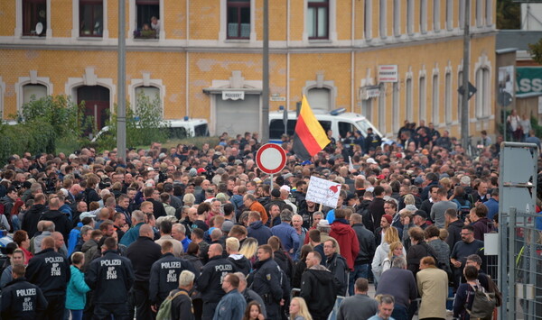 Εκατοντάδες ακροδεξιοί συγκεντρώθηκαν στο Κέμνιτς ενάντια στην μεταναστευτική πολιτική της Μέρκελ