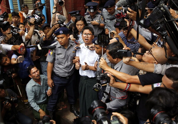 Η Μιανμάρ φυλακίζει δημοσιογράφους που έκαναν αποκαλύψεις για τη σφαγή των Ροχίνγκια