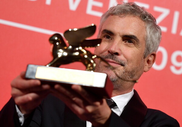 Ανταπόκριση από τη Βενετία: Δίκαιος Χρυσός Λέοντας στο «Roma», θρίαμβος τα δύο βραβεία του «The Favourite»