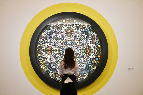 Λίγο πριν δημοπρατηθούν 200 έργα του Damien Hisrt, το «χρηματιστήριο» της Τέχνης τον αμφισβητεί