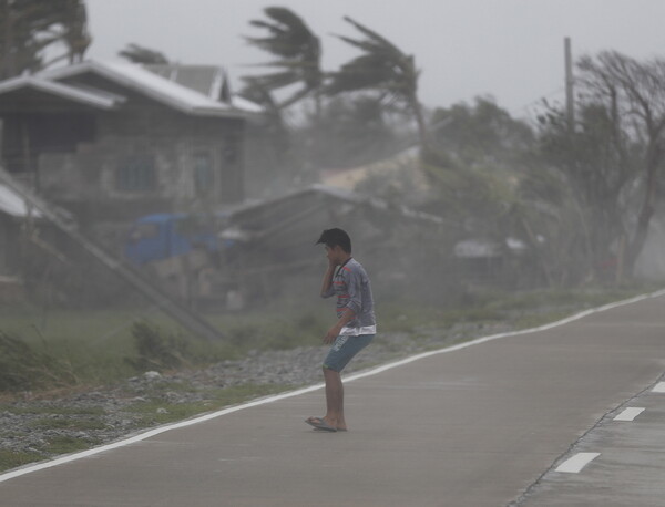 Τουλάχιστον 25 νεκροί από τον υπερτυφώνα Μανγκούτ που πλήττει τις Φιλιππίνες