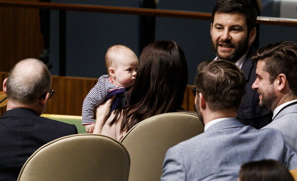 Η πρωθυπουργός της Νέας Ζηλανδίας μαζί με το μωρό της στη γενική συνέλευση του ΟΗΕ