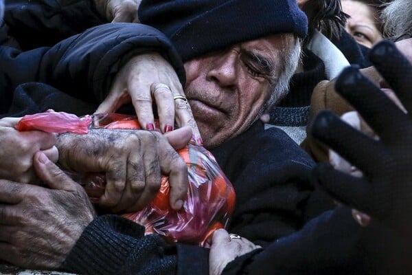 Ουρές και σπρώξιμο για λίγα δωρεάν φρούτα στον Κολωνό