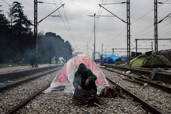 H Κομισιόν στέλνει στην Ελλάδα σκηνές, γεννήτριες, κουβέρτες και φάρμακα για τους πρόσφυγες