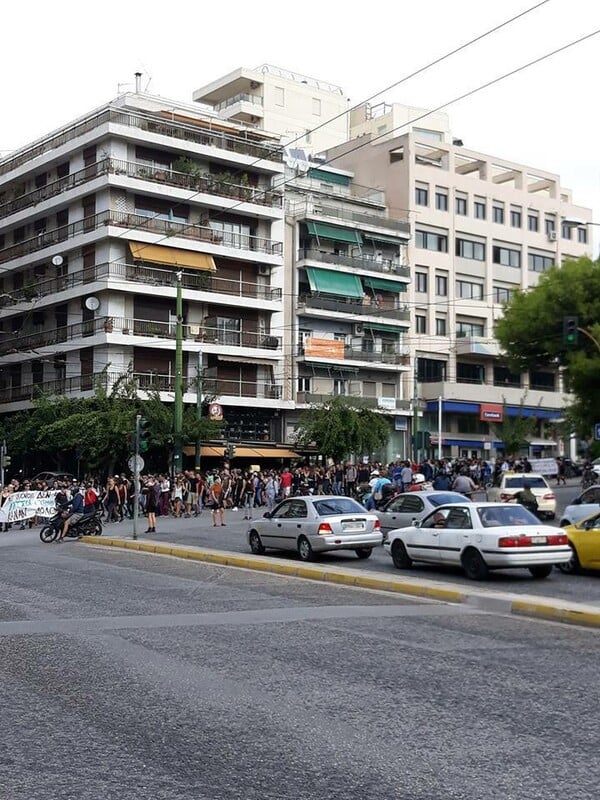 Ακροδεξιοί φώναξαν ομοφοβικά συνθήματα στο σημείο που λιντσαρίστηκε ο Ζακ Κωστόπουλος (ΒΙΝΤΕΟ)