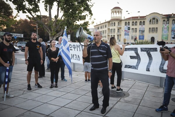 Διαμαρτυρία για τη Συμφωνία των Πρεσπών έξω από τη ΔΕΘ- Ζητούν από τη ΝΔ να την ακυρώσει