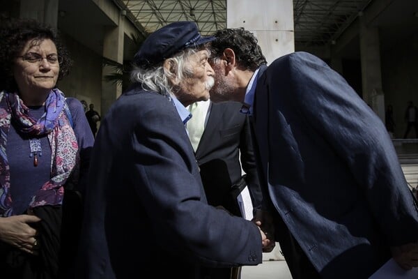 Λαφαζάνης: Όσοι αγωνίζονται δεν απολογούνται- Έξω από τη ΓΑΔΑ για στήριξη και ο Μανώλης Γλέζος