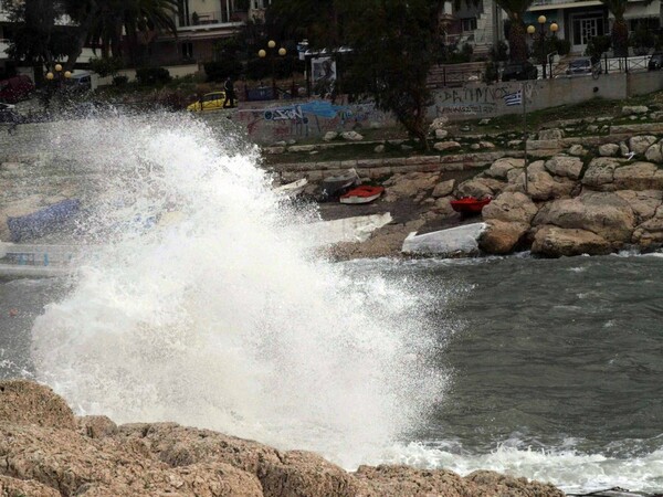 Πλοία συγκρούστηκαν μεταξύ τους σε Ελευσίνα, Πέραμα και Μέθανα λόγω των ισχυρών ανέμων