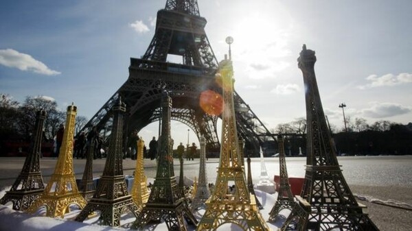 Οι γαλλικές αρχές κατάσχεσαν 20 τόνους από μινιατούρες του Πύργου του Άιφελ