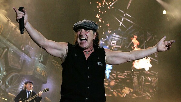 O frontman των AC-DC χάνει την ακοή του