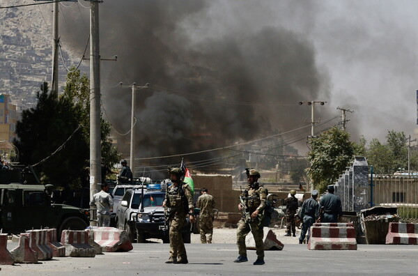 Ρουκέτες στην Καμπούλ την ώρα ομιλίας του προέδρου του Αφγανιστάν - Μαίνονται οι μάχες στην πόλη