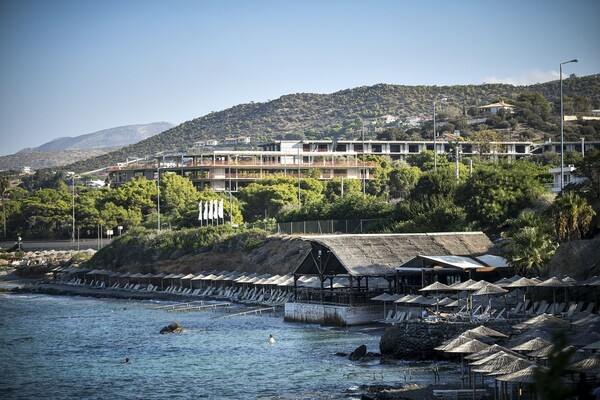 Κατεδαφίζουν αυθαίρετα κτίσματα ξενοδοχείου στην Ανάβυσσο (ΦΩΤΟΓΡΑΦΙΕΣ)