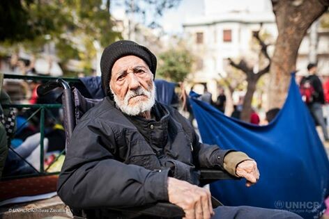 0 95χρονος που κοιμάται στα πλακάκια της πλ. Βικτωρίας