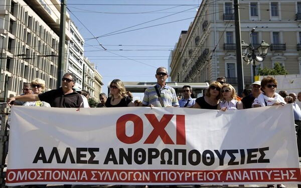 ΠΟΕ-ΟΤΑ και ΑΔΕΔΥ διαμαρτύρονται έξω από τα γραφεία του Ευρωκοινοβουλίου