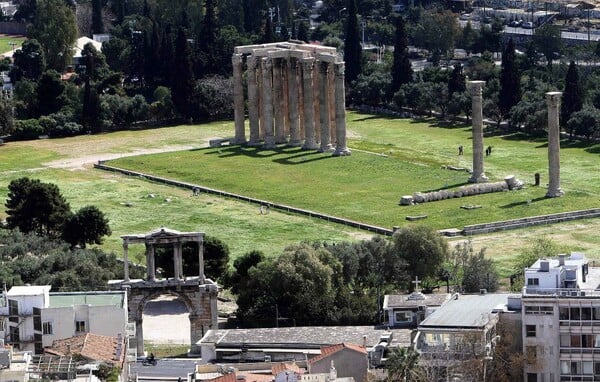 Guardian: Γιατί στην Αθήνα μαίνεται η μάχη μεταξύ αρχαίας και σύγχρονης πόλης