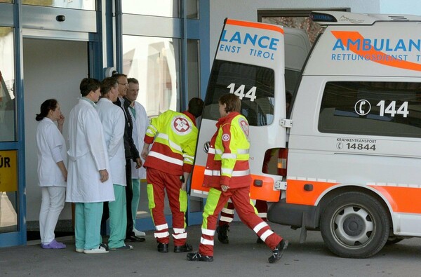 Τρένο συγκρούστηκε με λεωφορείο στην Αυστρία - Ένας νεκρός και τουλάχιστον 11 τραυματίες