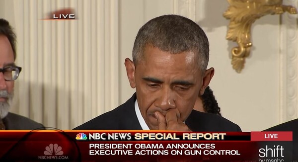 Ο Ομπάμα δακρύζει και βγάζει μια συγκλονιστική ομιλία για τα νεκρά θύματα από όπλα στις ΗΠΑ
